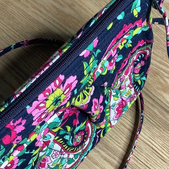 Vera Bradley Frannie In Petal Paisley. - Picture 2 of 6